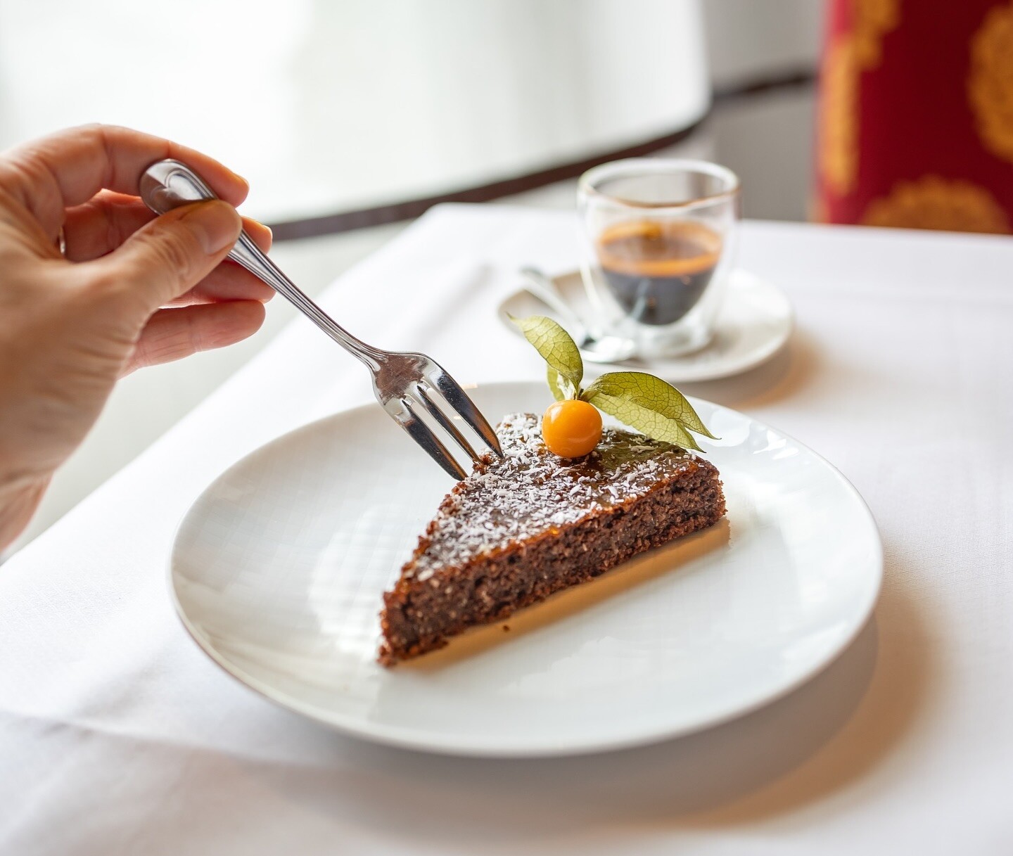 Ihr Café in Berchtesgaden - genießen Sie einen leckeren Kuchen mit einer heißen Tasse Kaffee auf der Dachterrasse des Hotels