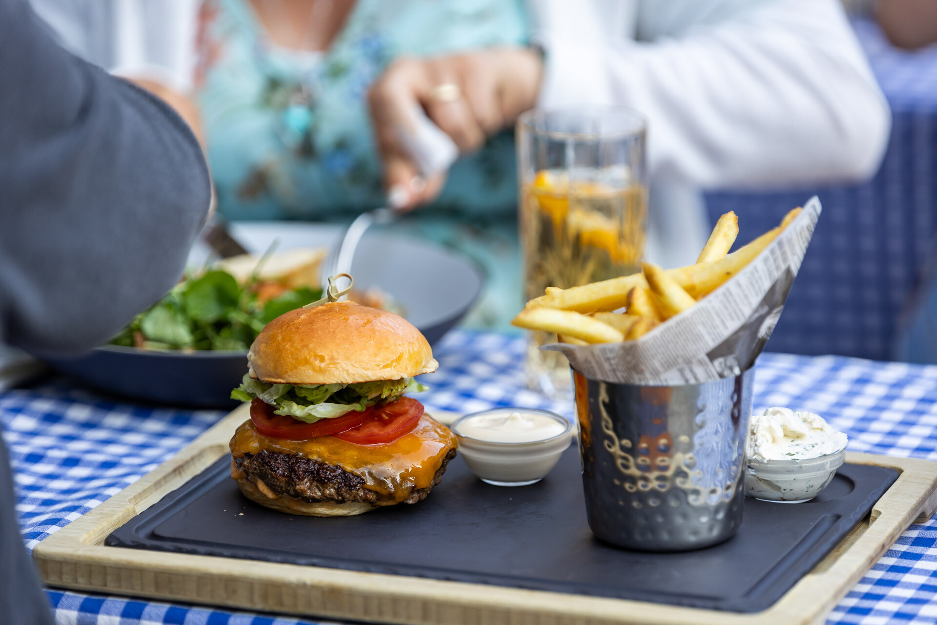 Zu einem richtigen Outdoor-Festival gehört Streetfood. Burger und Pommes beim Musimontag in Berchtesgaden.